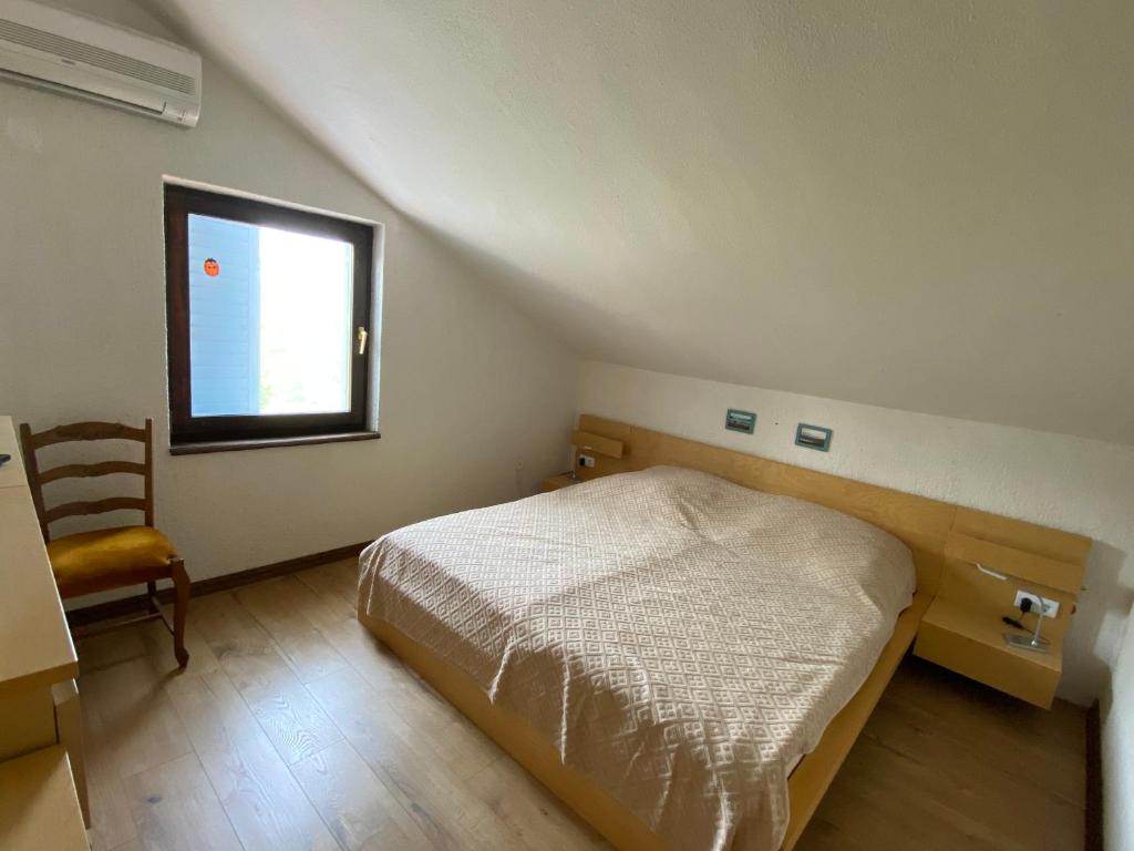 una piccola camera da letto con un letto e una finestra di Ferienhaus Soline a Soline