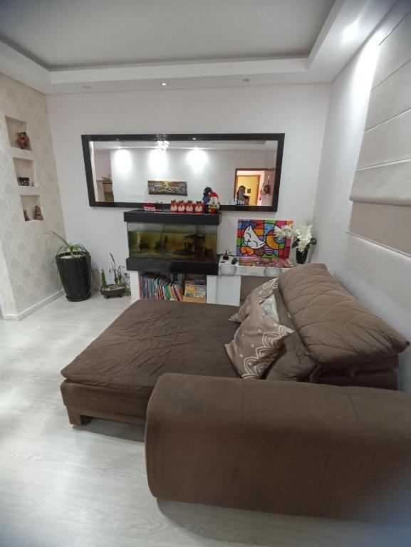 a bedroom with a large bed and a mirror at Apartamento completo 2 quartos a 3km basílica in Aparecida