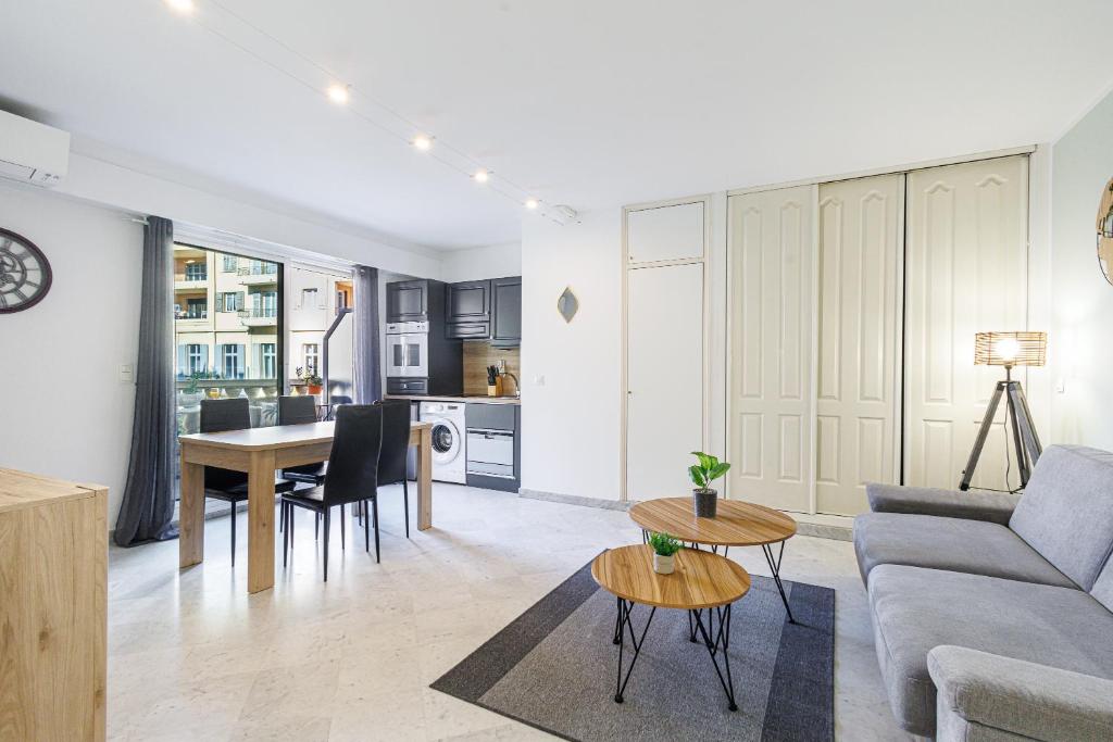 un salon avec un canapé et une table dans l'établissement Le Victoria, élégant T2 au bord des plages, piscine, sauna, à Menton