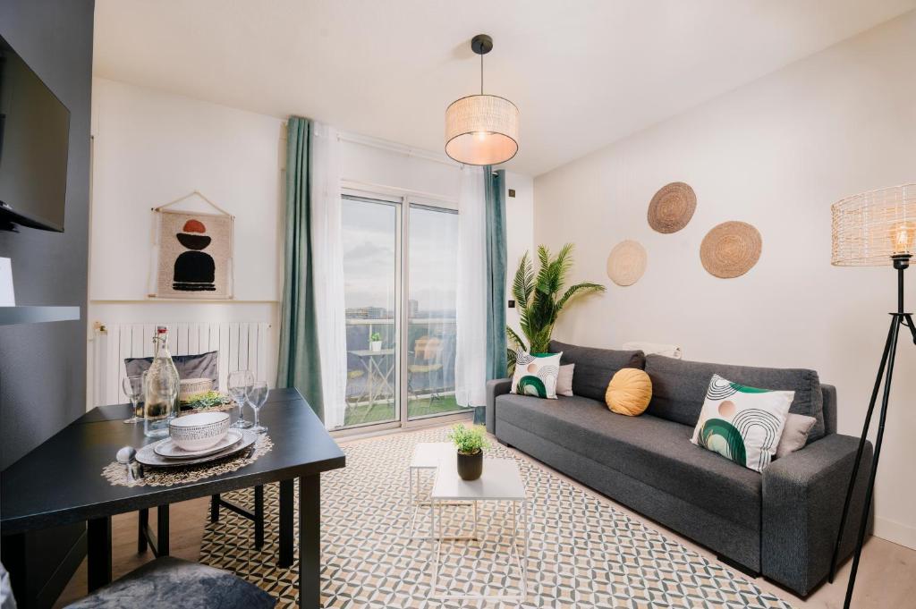 un salon avec un canapé et une table dans l'établissement Appartement hypercentre Jean Jaurès, Parking privé, Ascenseurs, à Toulouse