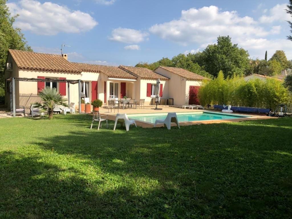 une maison avec une piscine dans une cour dans l'établissement Spacieuse villa 4 chambres, à Saint-Maximin-la-Sainte-Baume