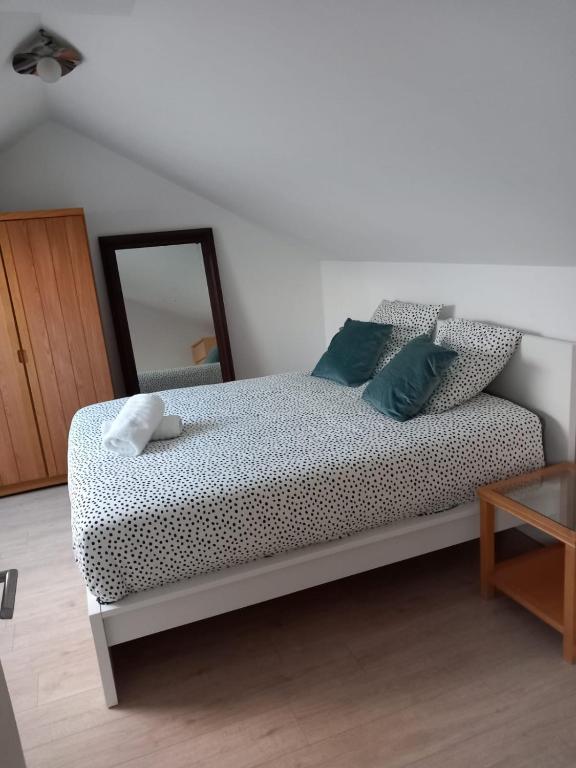 - une chambre avec un lit et un miroir dans l'établissement Appartement spacieux 2 Pers- 4 Max, à Nantes