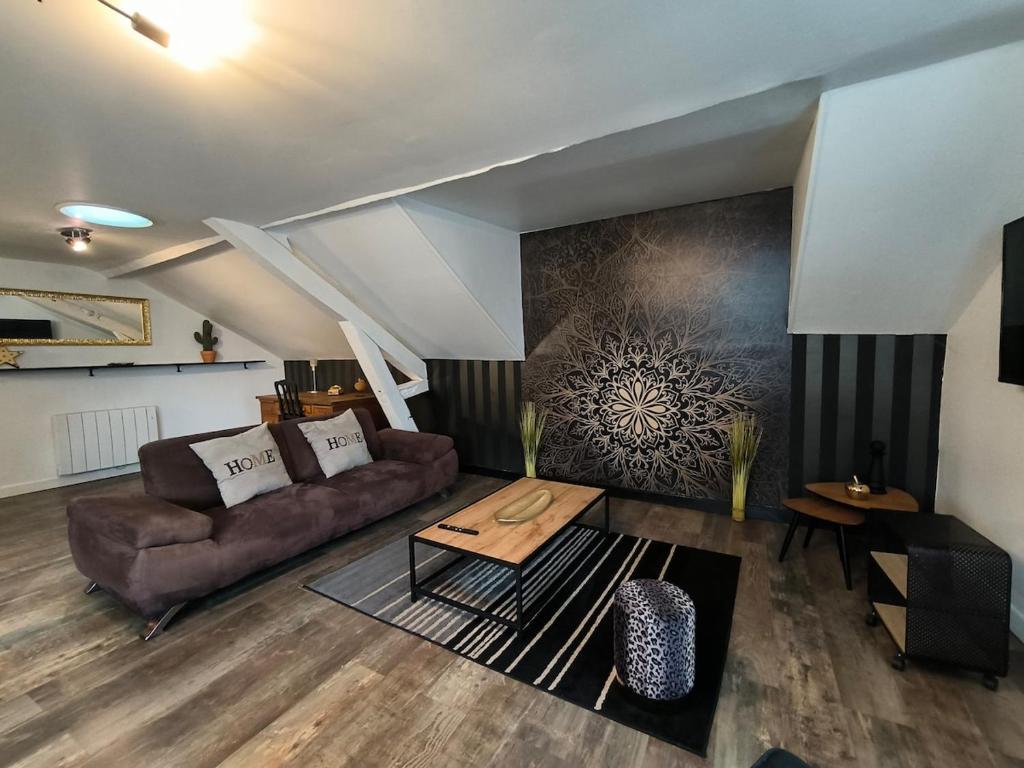 ポーにあるCentre ville Spacieux Quartier animéのソファとテーブルのあるリビングルーム