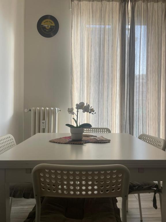 Fotografia z galérie ubytovania Gardone Apartment - ampio Appartamento con 2 camere da letto - Comodo per Duomo! v Miláne