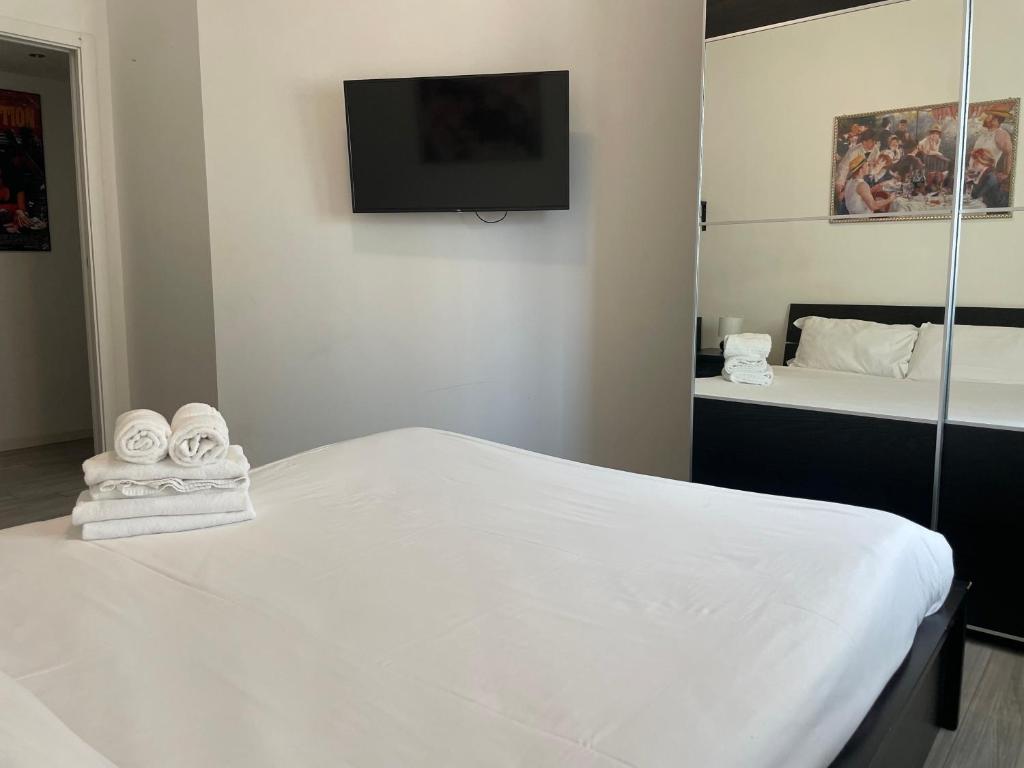 Posteľ alebo postele v izbe v ubytovaní Gardone Apartment - ampio Appartamento con 2 camere da letto - Comodo per Duomo!