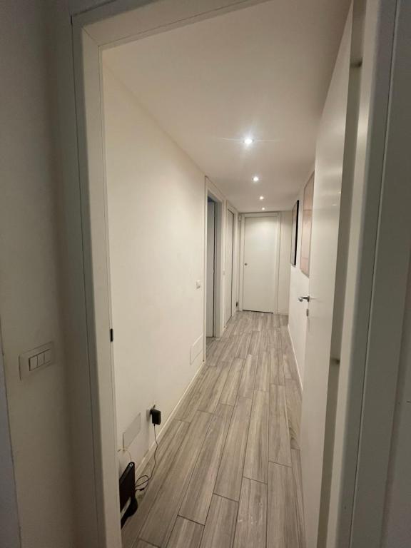 Fotografia z galérie ubytovania Gardone Apartment - ampio Appartamento con 2 camere da letto - Comodo per Duomo! v Miláne