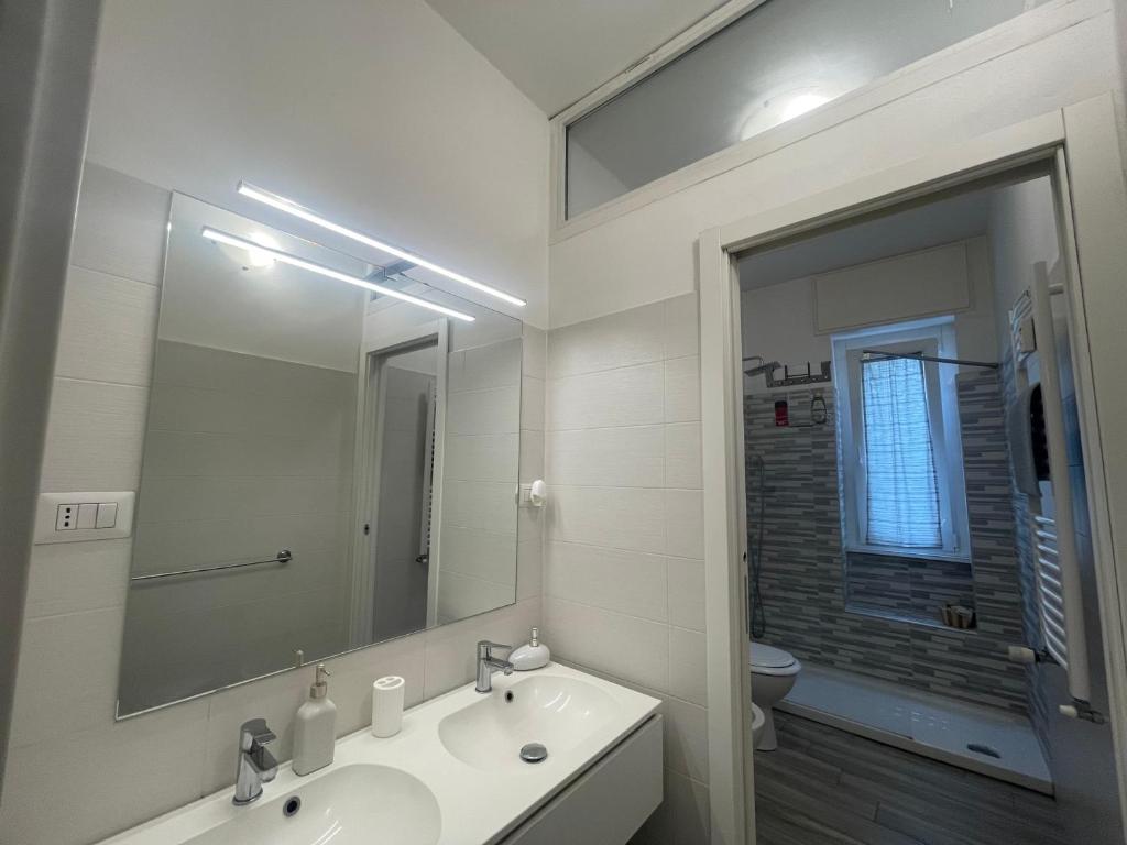 Kúpeľňa v ubytovaní Gardone Apartment - ampio Appartamento con 2 camere da letto - Comodo per Duomo!