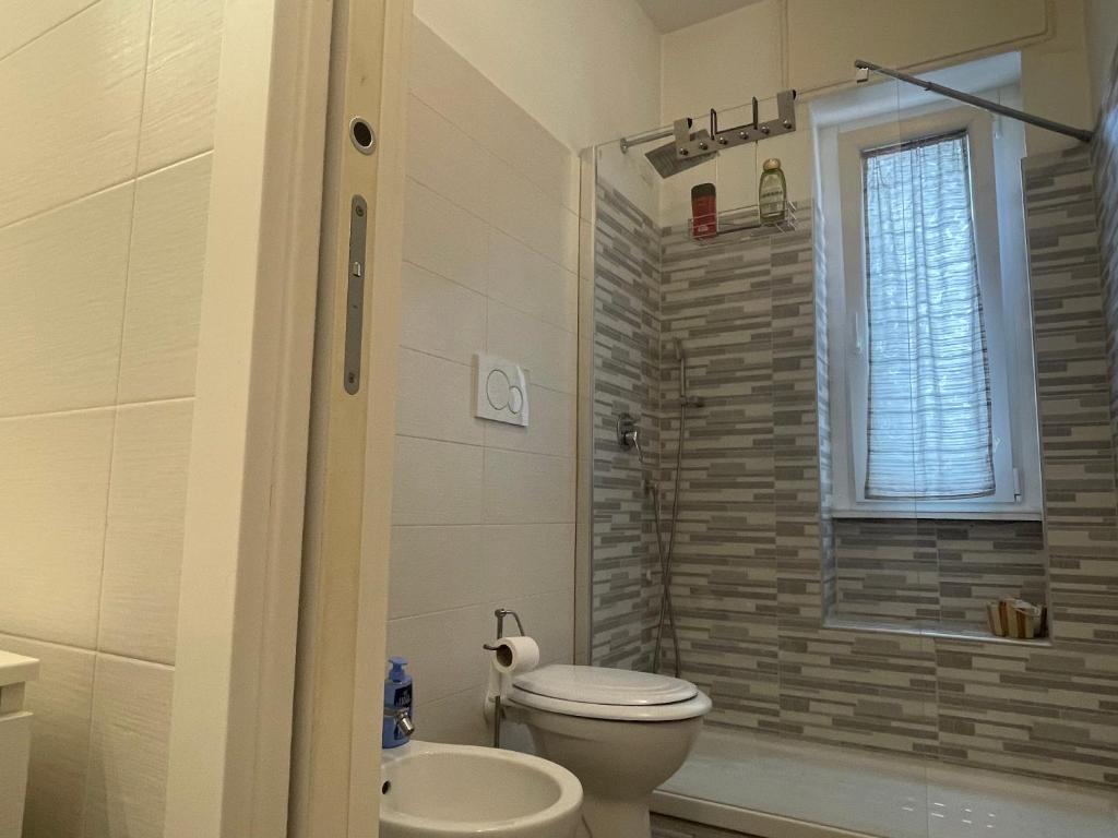 Kúpeľňa v ubytovaní Gardone Apartment - ampio Appartamento con 2 camere da letto - Comodo per Duomo!