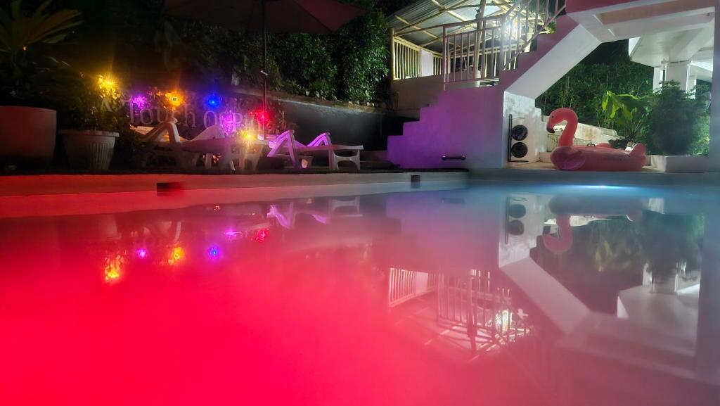 Bazén v ubytování A Touch of Pink Secret Eco Retreat with Pool, Starlink WiFi, Netflix, Mountain Views - Peaceful Stay in Puerto Princesa Near Underground River, Firefly Watching, and Waterfalls - Perfect Stop Between El Nido, Port Barton, and Puerto City - Scooter Rental nebo v jeho okolí