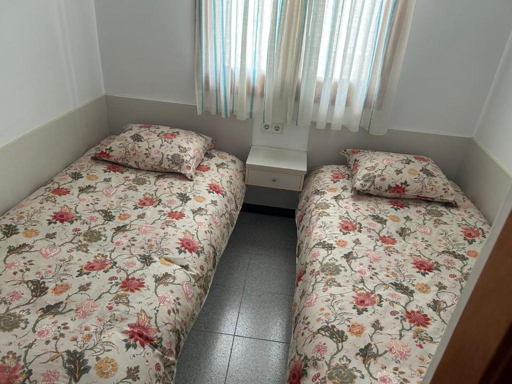 Postel nebo postele na pokoji v ubytování Thelma house Tossa