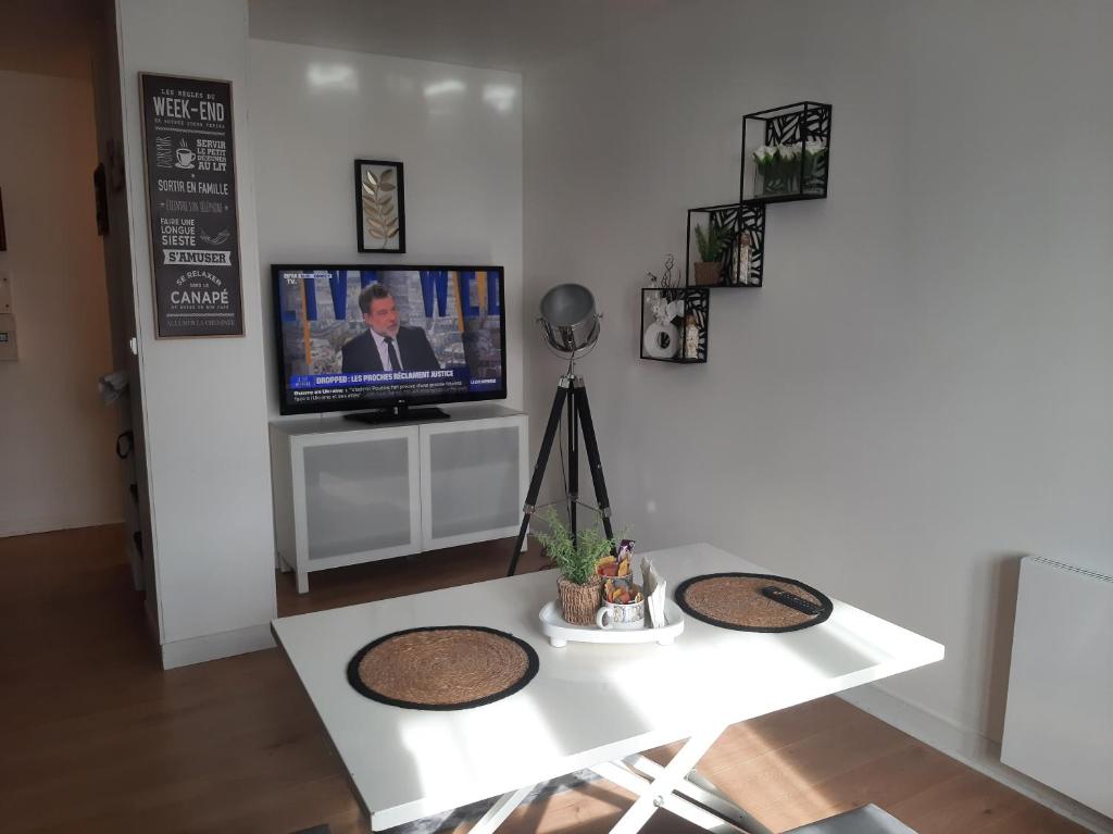TV a/nebo společenská místnost v ubytování Appartement à Ouistreham LA SIRENE