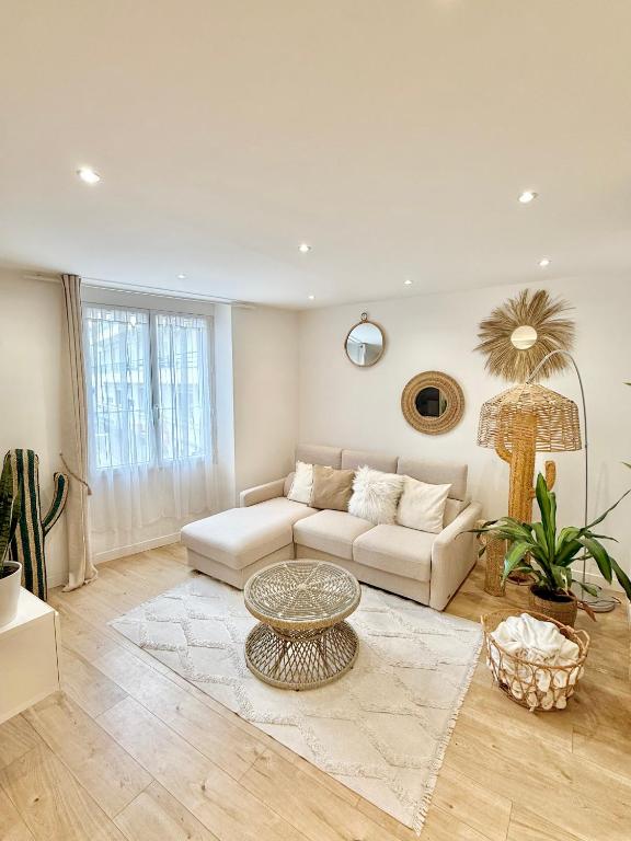 un salon avec un canapé et une table dans l'établissement T3 6 personnes de 60m2 au coeur de ville, terrasse et parking gratuit, à Saint-Raphaël
