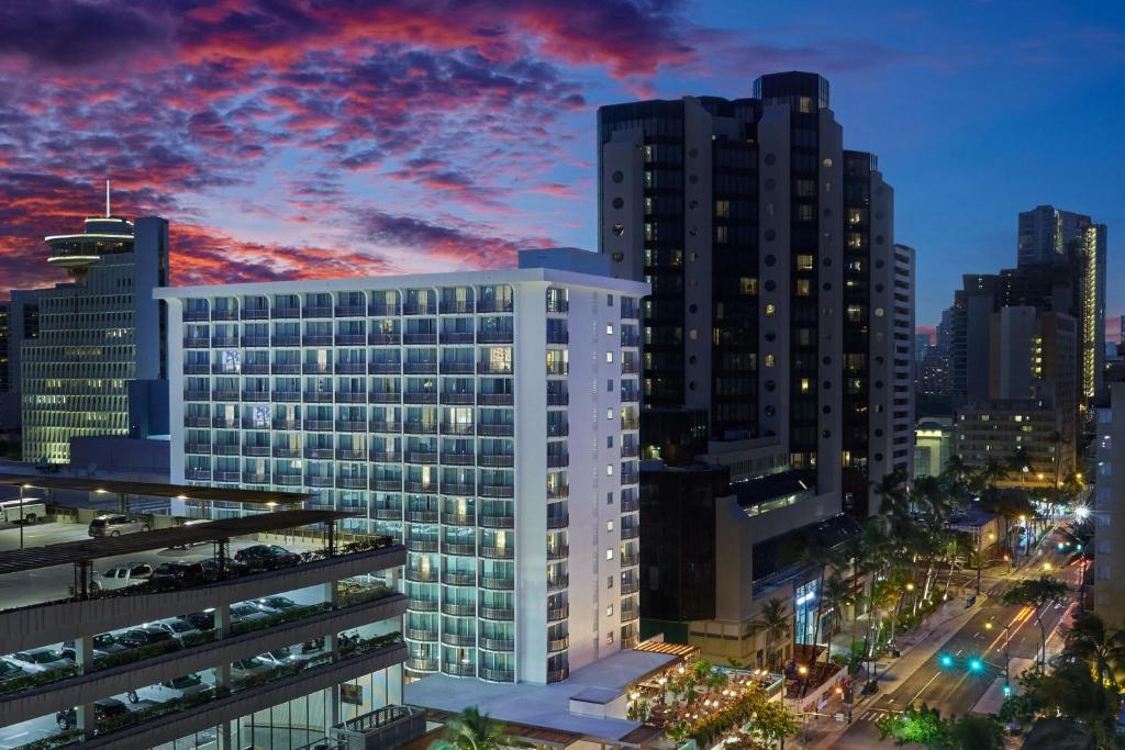 ホノルルにあるThe Laylow Waikiki, Autograph Collectionの夜の街並み