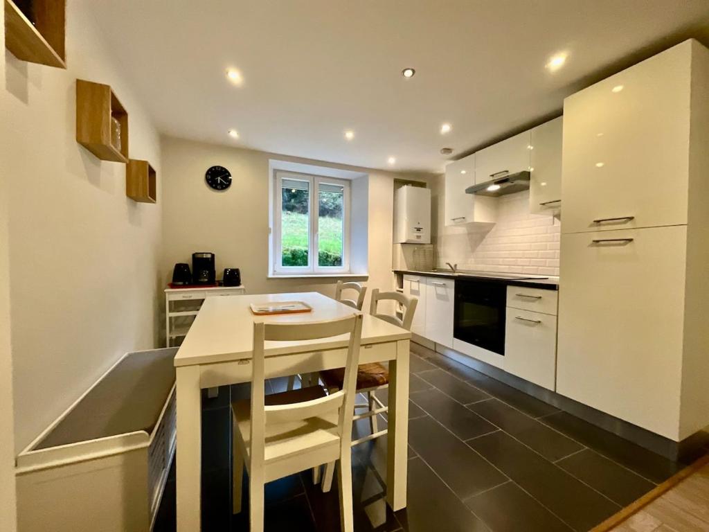 une cuisine avec une petite île au milieu dans l'établissement Le Duplex Géromois, beautiful apartment & city center, à Gérardmer