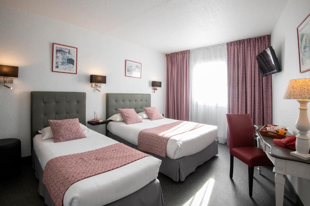 Postel nebo postele na pokoji v ubytování Hotel du Forum