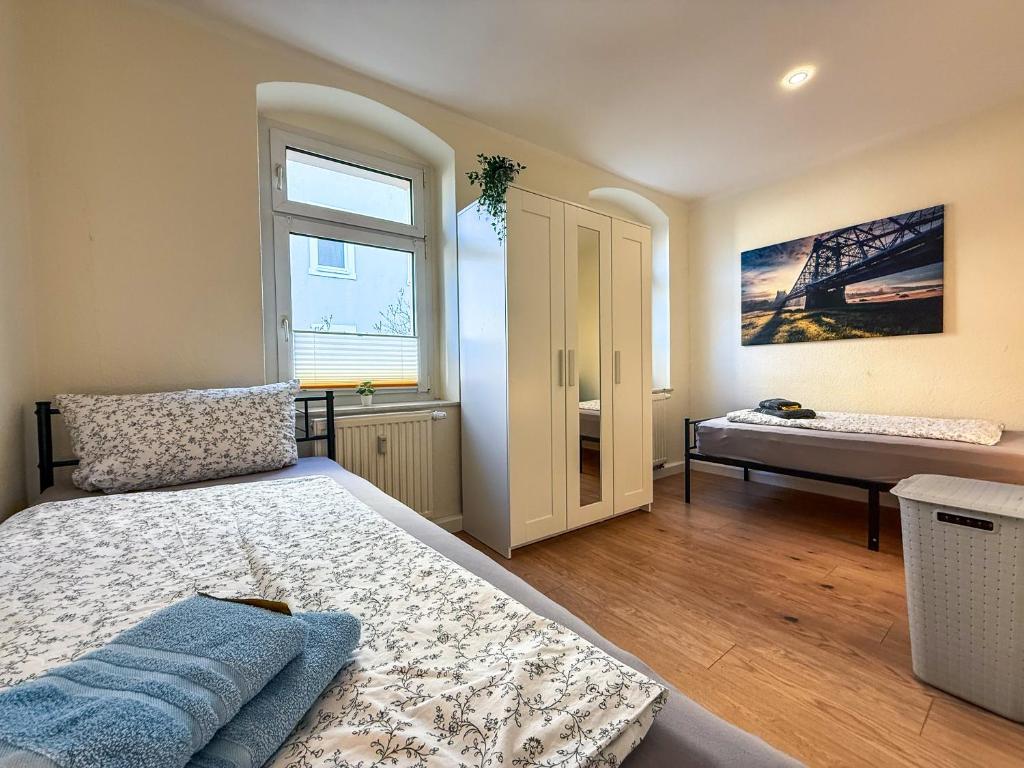ドレスデンにあるMonteurWohnung Sporbitzer Stübchenのベッドと窓のある寝室