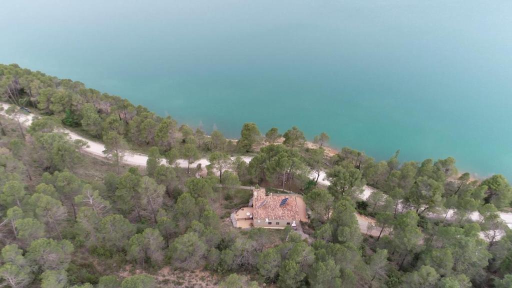 una vista aerea di una casa su una collina di Casa del Lago a Beceite
