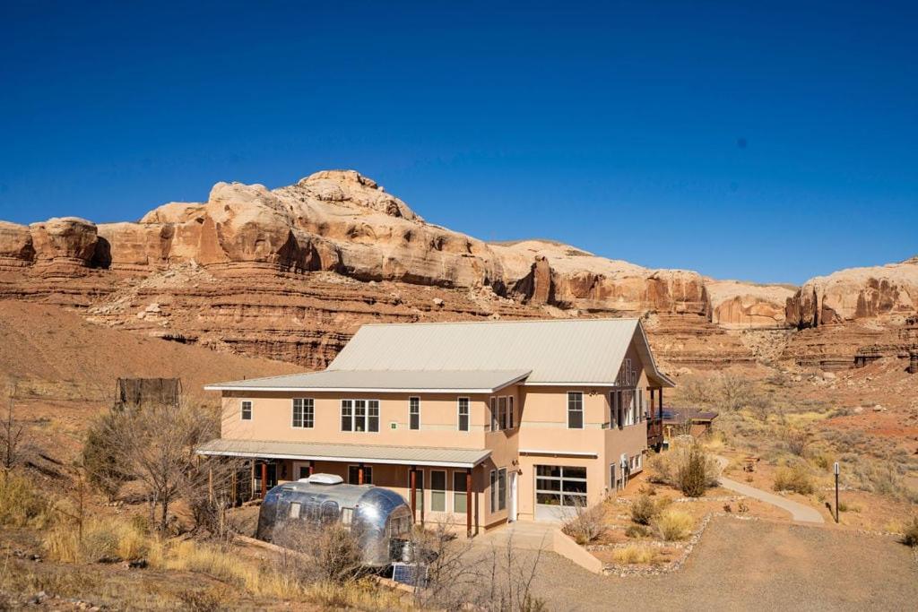 Una casa in mezzo al deserto di The Retreat at Calf Canyon a Bluff