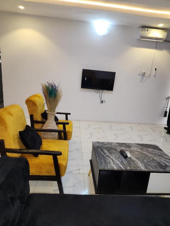 TV a/nebo společenská místnost v ubytování DBaLoGuN's HoMe ABEOKUTA- NEAR PANSEKE