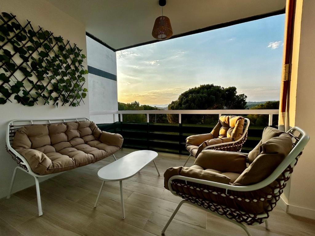 a living room with two couches and a large window at Maravilloso Apto en el Pantano de San Juan in San Martín de Valdeiglesias