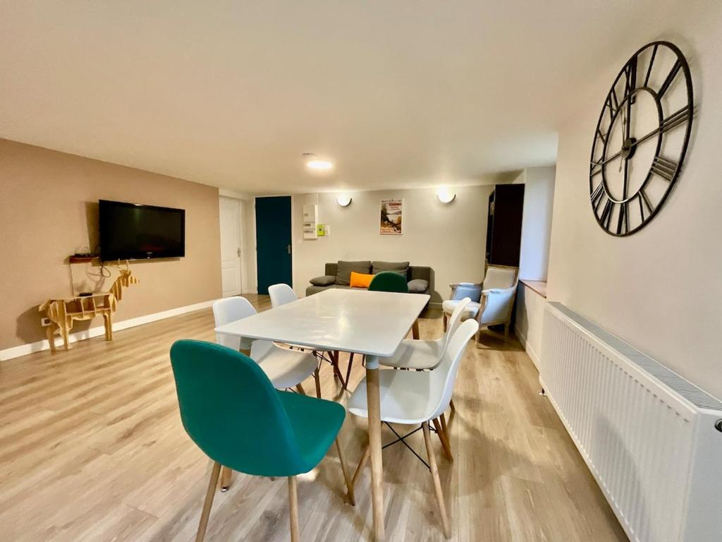 un salon avec une table et des chaises dans l'établissement La Roche du Rain, bel appartement & centre-ville, à Gérardmer