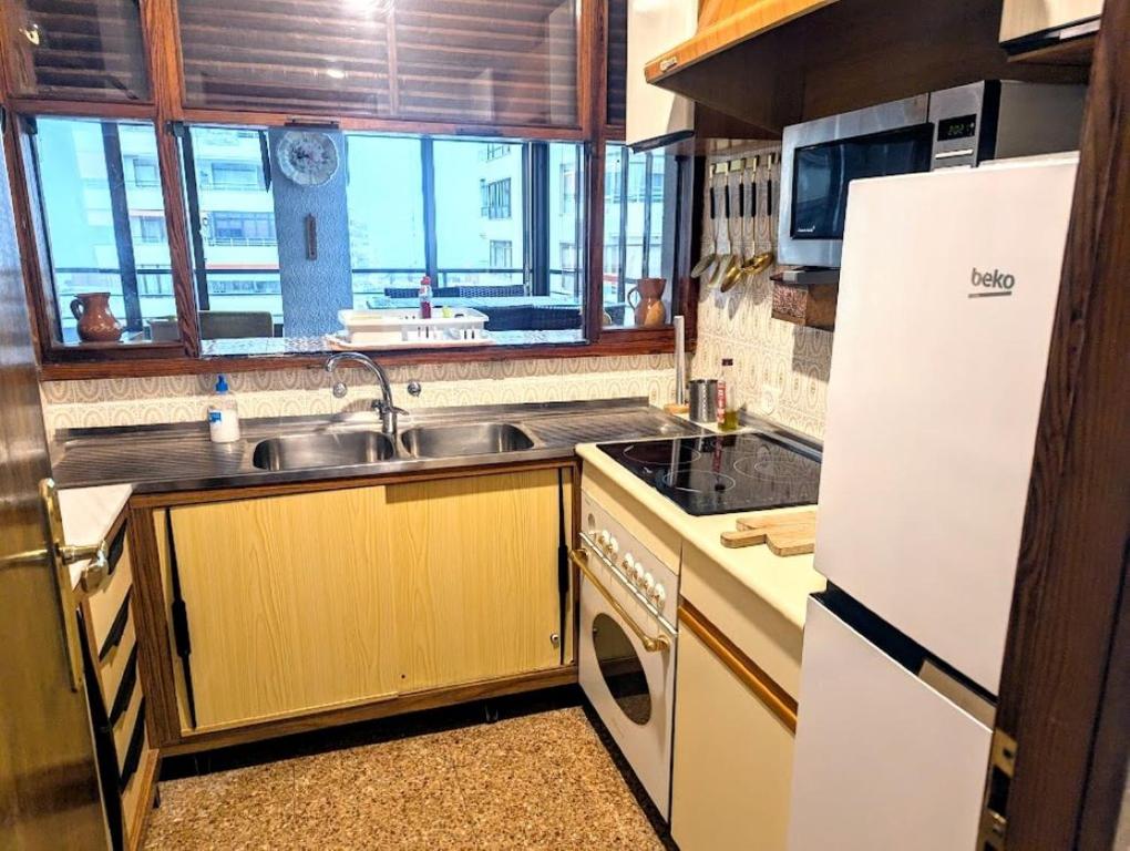 kuchnia ze zlewem i lodówką w obiekcie NOGALERA w mieście Torremolinos