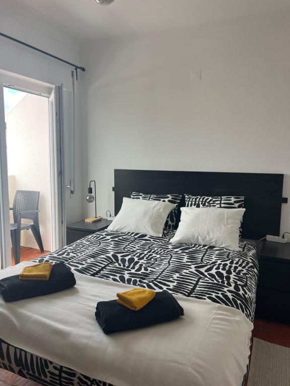 Un dormitorio con una cama grande con dos toallas encima. en Sardine Sanctuary - The Cozy Can, en Ferrel