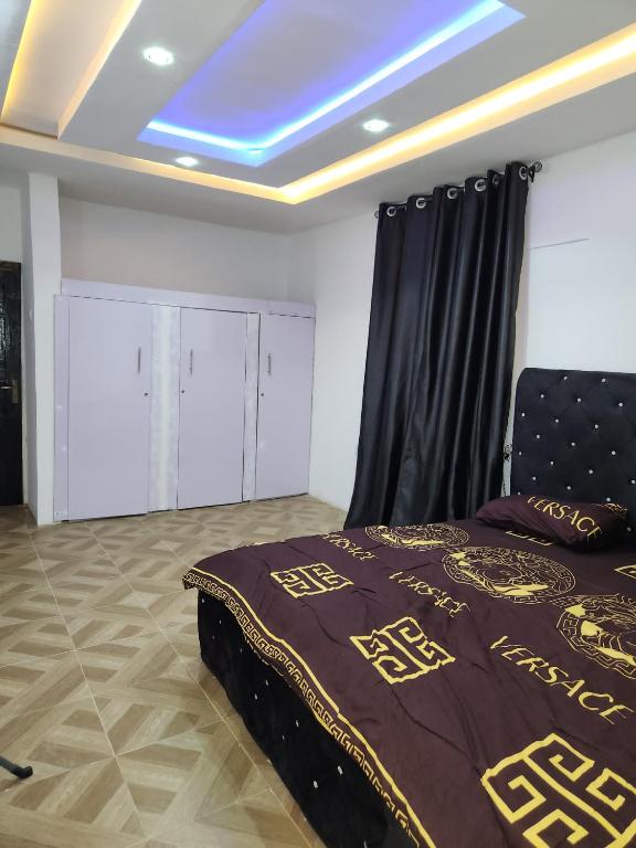 Postel nebo postele na pokoji v ubytování DBaLoGuN's HoMe ABEOKUTA- NEAR PANSEKE