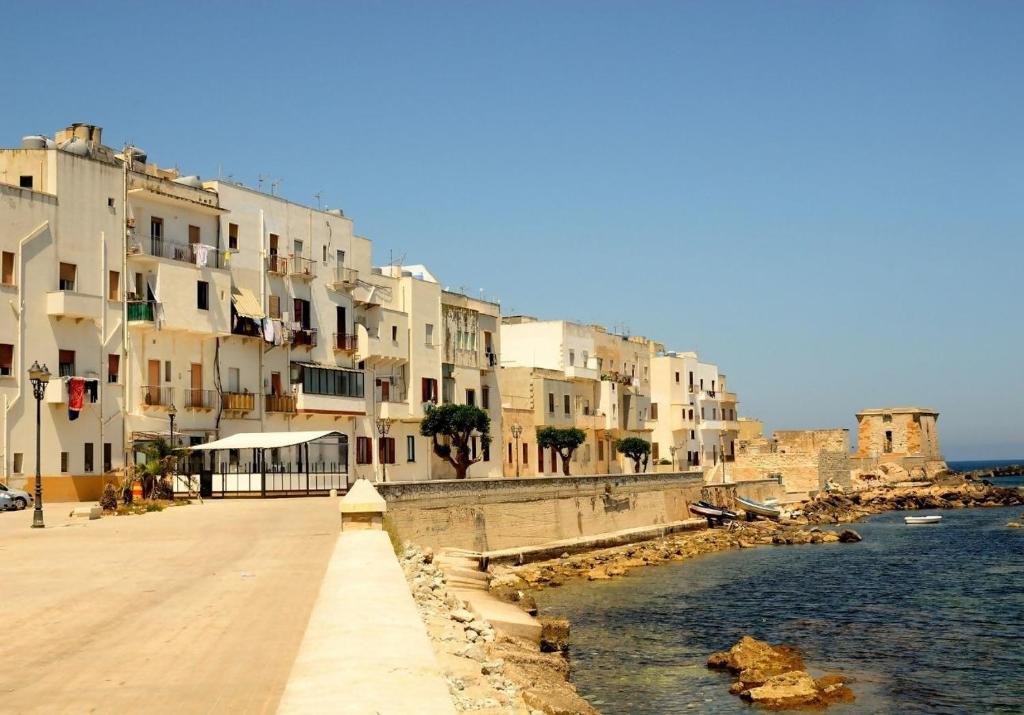 grupa budynków obok zbiornika wodnego w obiekcie CasinadellePalme Appartamento in centro zona porto w Trapani