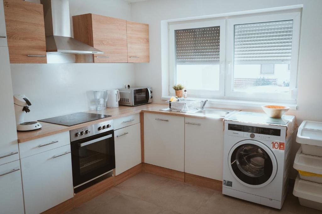 a kitchen with a washing machine and a washer at Little Break in Röfingen