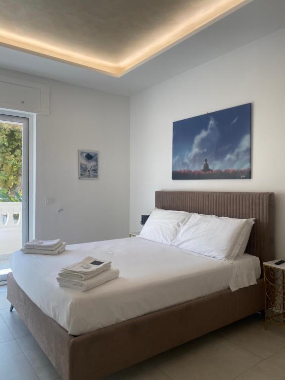Una cama o camas en una habitación de SANGIOVANNI rooms