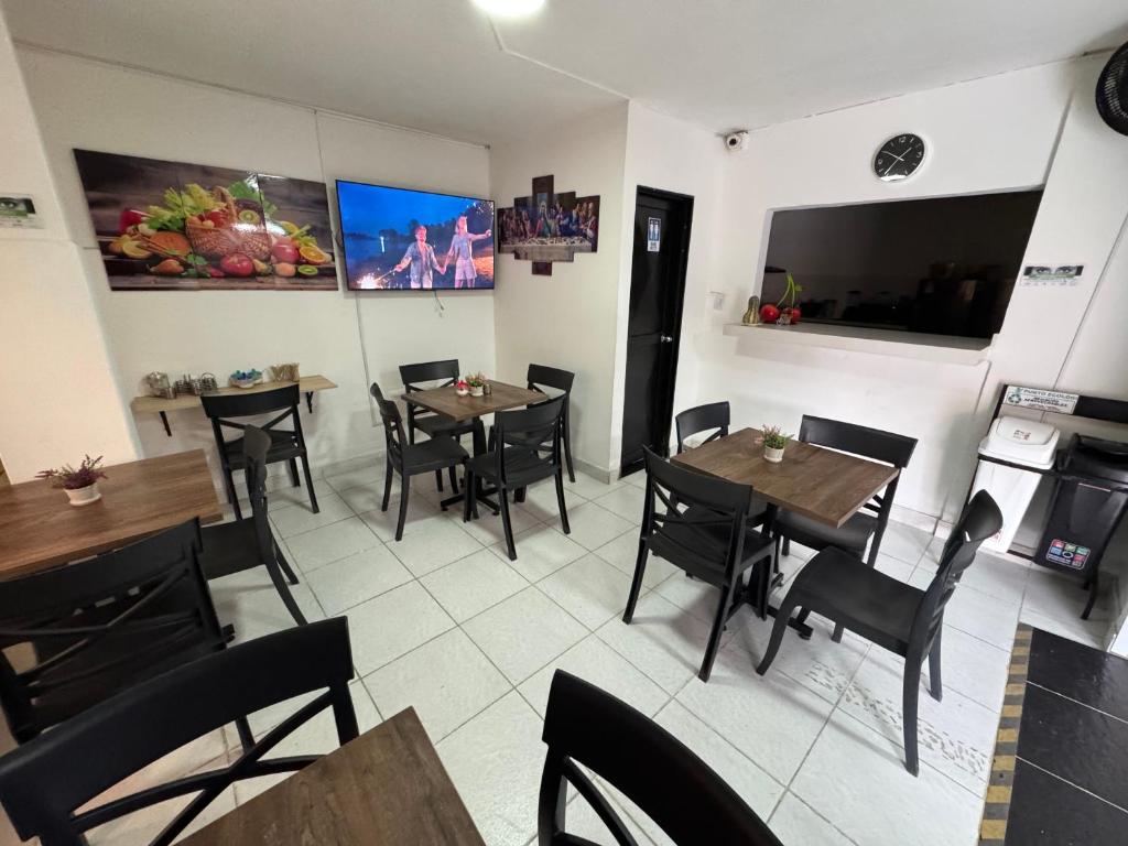 TV a/nebo společenská místnost v ubytování Hotel San Juan 70 Express Medellin