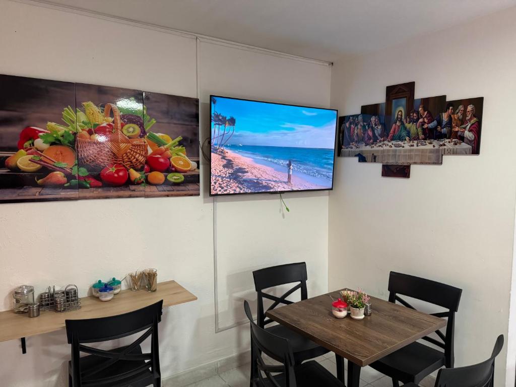 TV a/nebo společenská místnost v ubytování Hotel San Juan 70 Express Medellin
