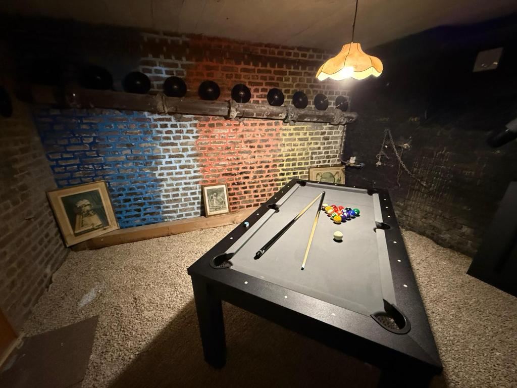 - une table de ping-pong dans une salle avec un ballon de ping-pong dans l'établissement les 1001 Briques, à Saint-Quentin