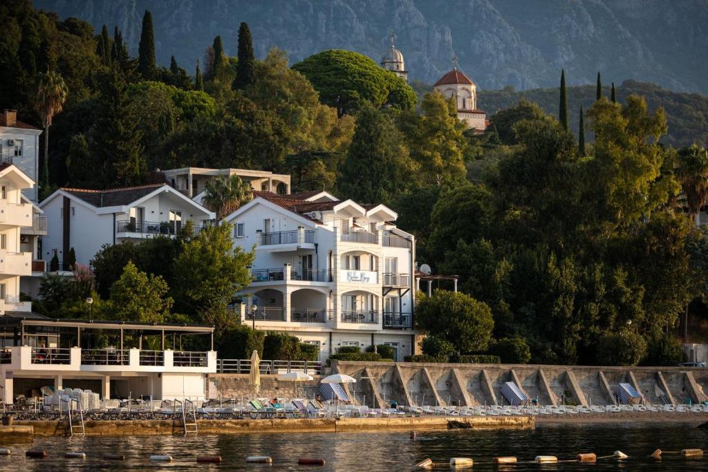 una casa sulla riva di uno specchio d'acqua di Boka Bay Residences a Herceg-Novi