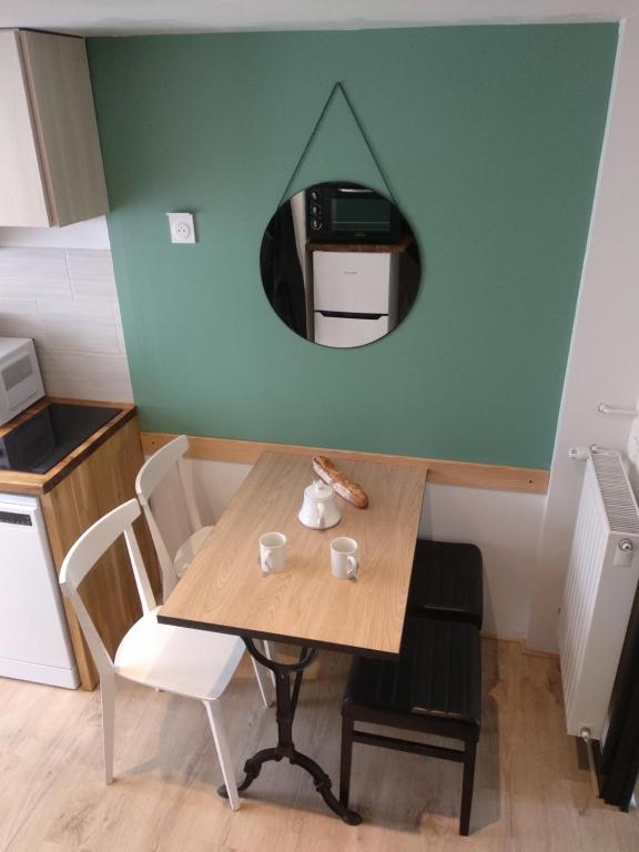 Kuchnia lub aneks kuchenny w obiekcie Charmant logement Guidel Plage, chambre vue mer, piscine chauffée