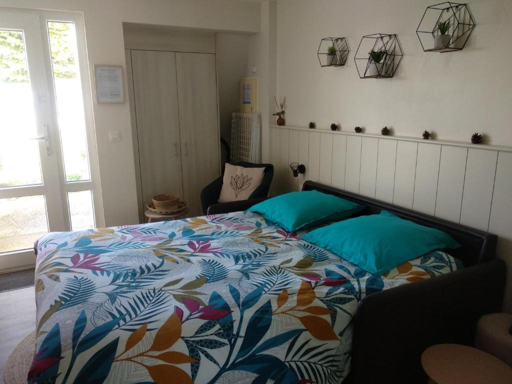 Łóżko lub łóżka w pokoju w obiekcie Charmant logement Guidel Plage, chambre vue mer, piscine chauffée