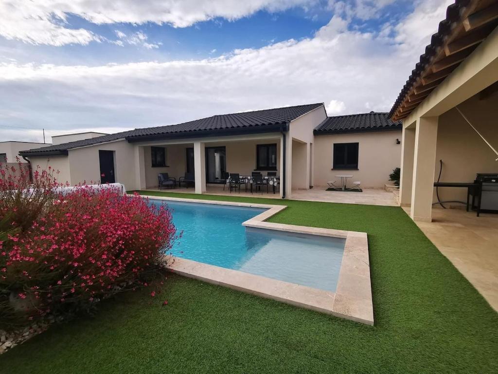 une piscine dans la cour d'une maison dans l'établissement South Sweetness, à Beaucaire