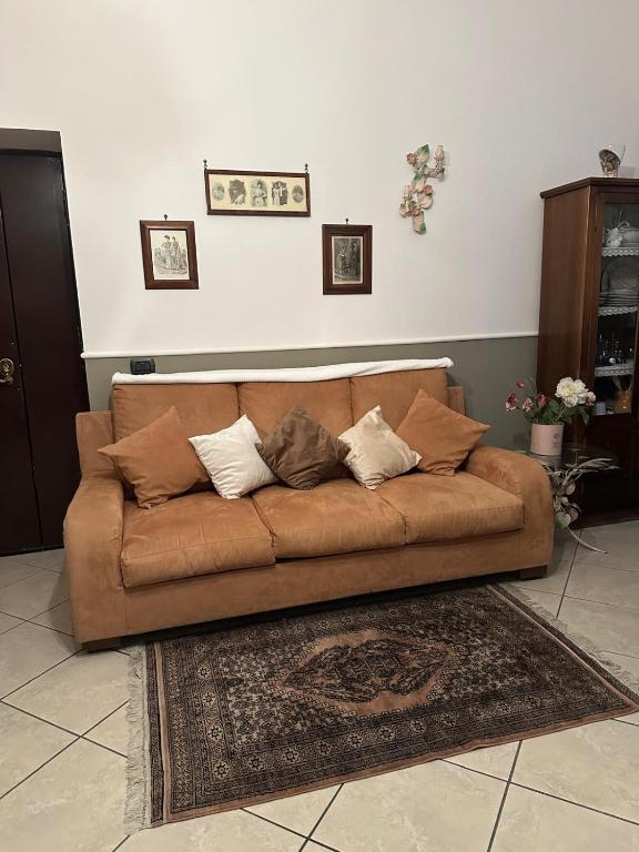 Posezení v ubytování Three Free Trees Home