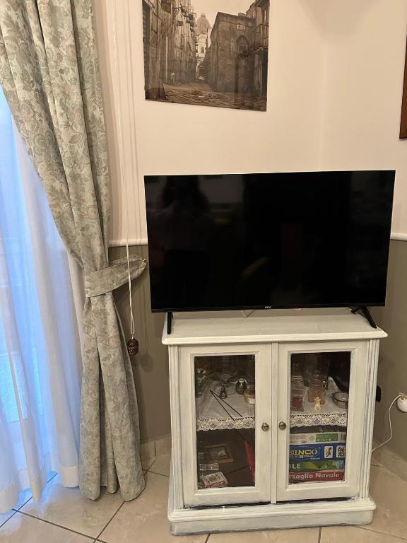 TV a/nebo společenská místnost v ubytování Three Free Trees Home