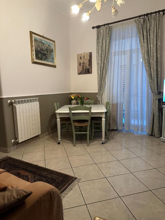 Posezení v ubytování Three Free Trees Home