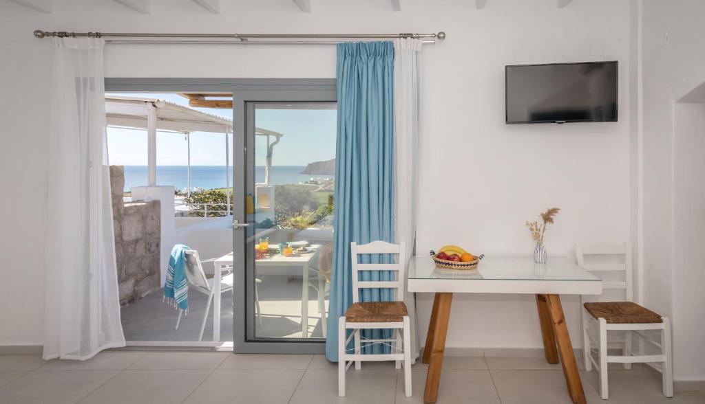 Telewizja i/lub zestaw kina domowego w obiekcie Sarantis Suites & Apartments