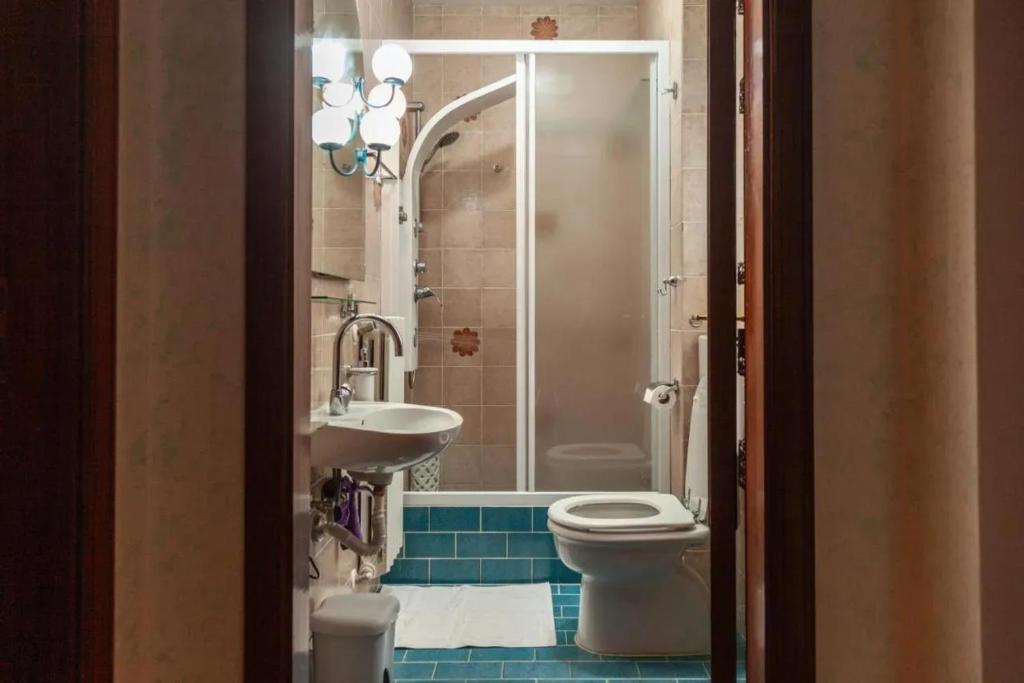 A bathroom at Charming House in Laurino with Mountain View