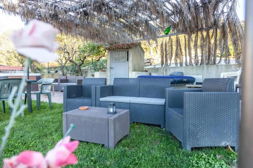 A seating area at Charming House in Laurino with Mountain View