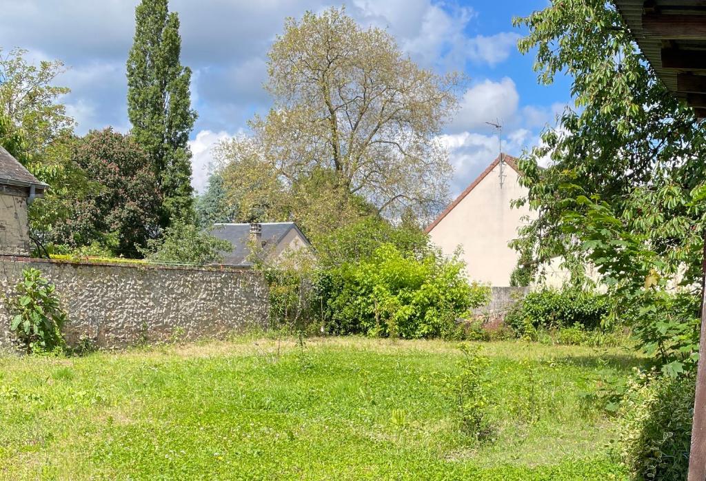 オービニー・シュル・ネールにあるPetite maison Duplexの石壁の庭
