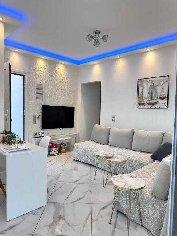 TV a/nebo společenská místnost v ubytování Infinity Blue Suite