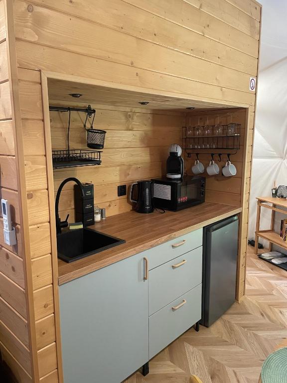 Kuchyň nebo kuchyňský kout v ubytování beGLAMP glamping - narty, góry i Park Narodowy