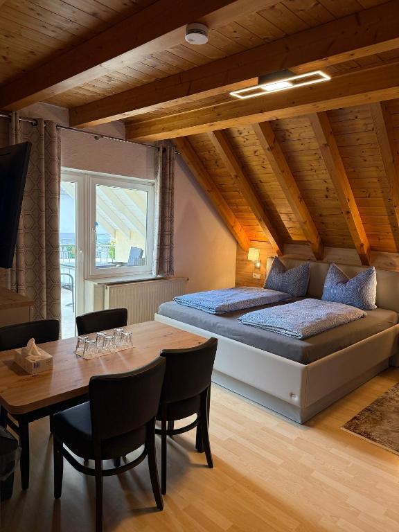 Postel nebo postele na pokoji v ubytování Gästehaus Rana