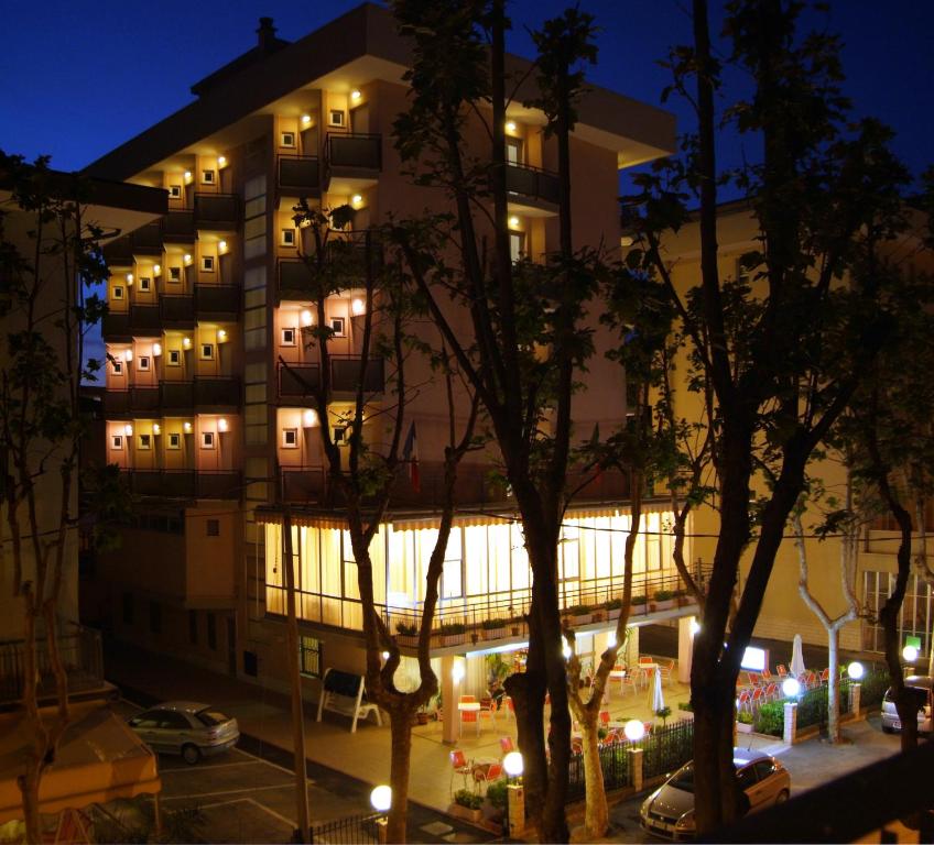 ein großes Gebäude mit Lichtern davor in der Unterkunft Hotel Euromar in Rimini