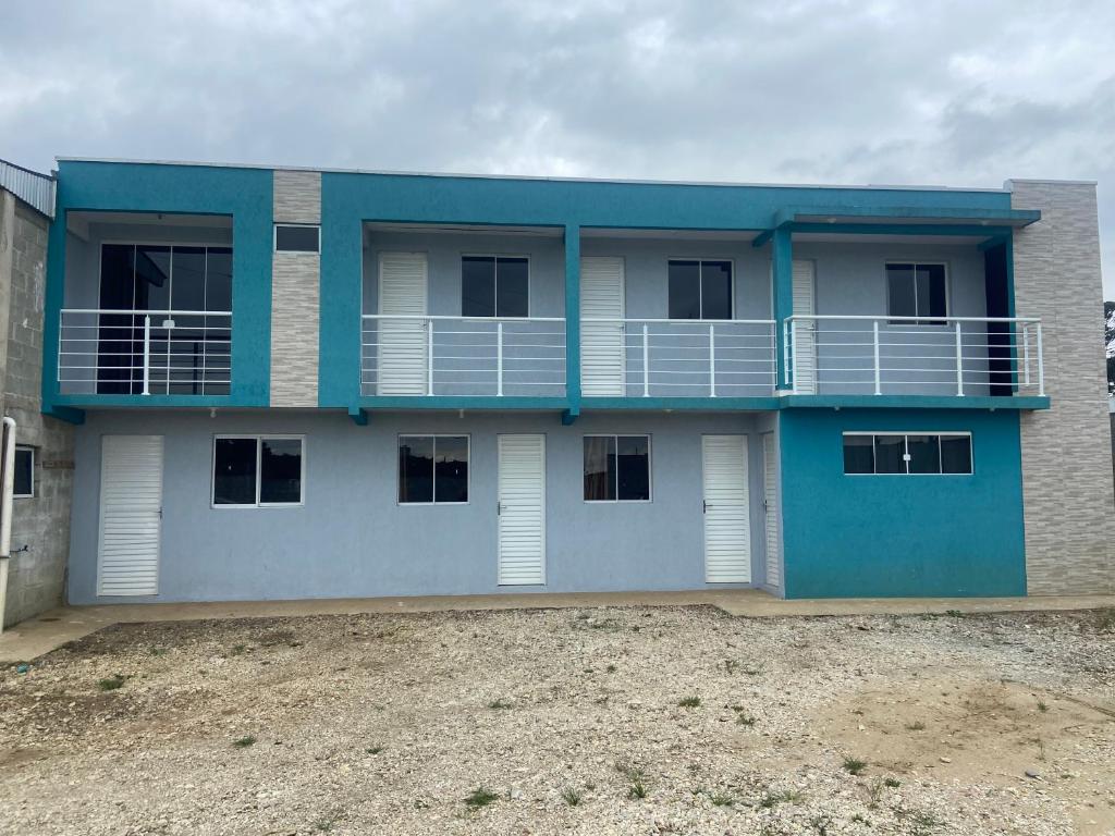 a blue and white building with a balcony at Pousada Pôr do Sol in Lapa